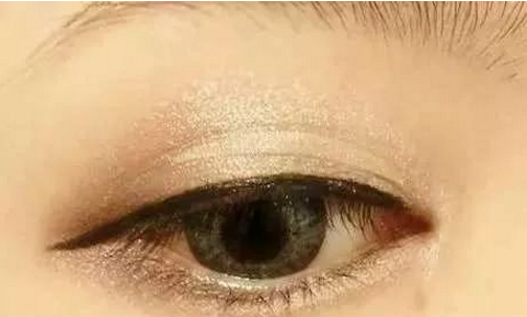 眼线的简单画法步骤图 一分钟教你画出漂亮的眼线