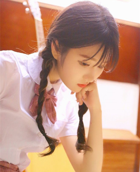 学生扎头发简单又漂亮 学生扎什么头发好看