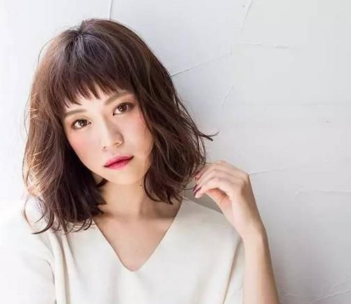 齐肩微卷发型女 女生齐肩微卷发型