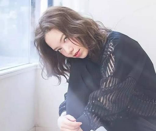 齐肩微卷发型女 女生齐肩微卷发型