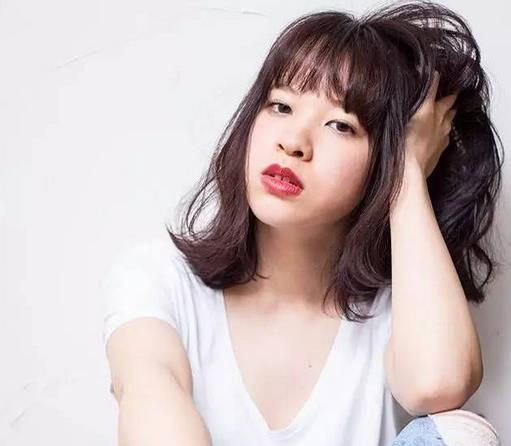 齐肩微卷发型女 女生齐肩微卷发型