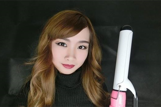 卷发棒烫伤后那块皮肤变黑 卷发棒烫伤皮脱皮是什么色