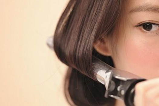 卷发棒烫伤后那块皮肤变黑 卷发棒烫伤皮脱皮是什么色