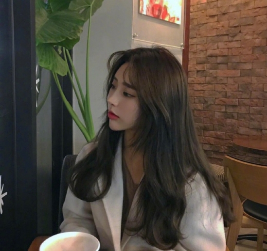 女生微卷中长发图片 女生微卷发型中长发