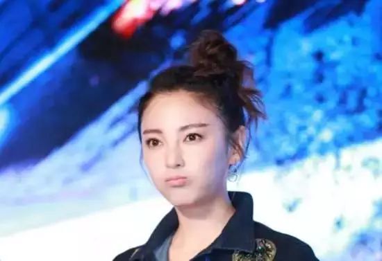 流行的“小尾巴丸子头” 明星减龄都靠它