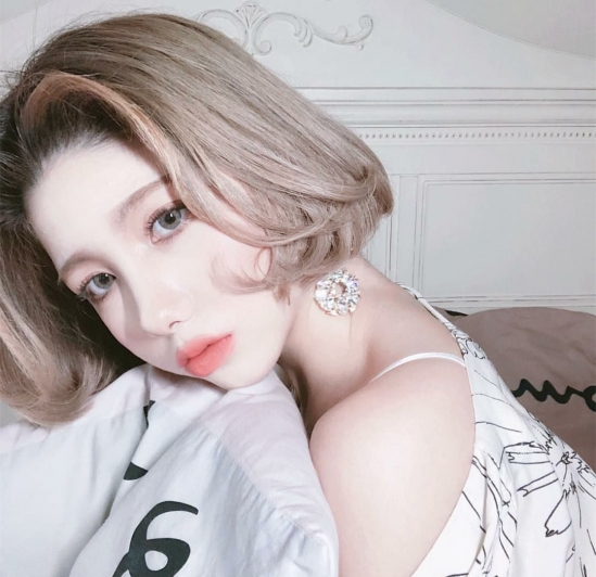 女人短发染什么色好看