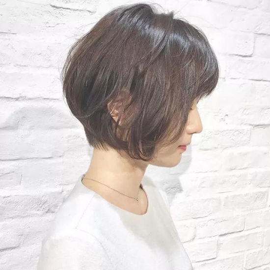 好看的短发女