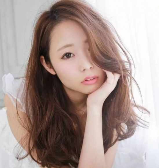 烫卷发女生发型图片
