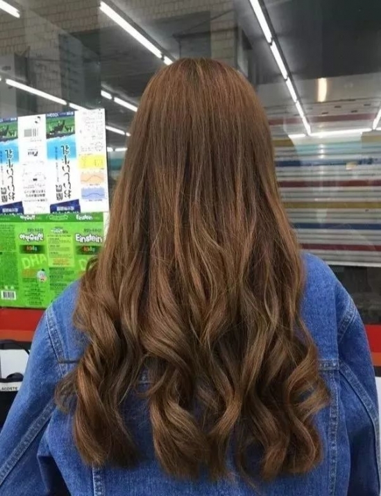 烫卷发女生发型图片