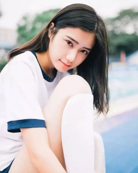 脸方的女生适合什么发型