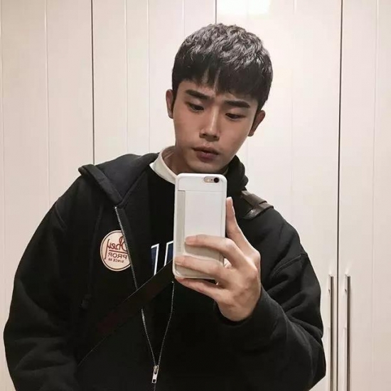 单眼皮男生留什么发型好看 适合男眼皮男生的发型