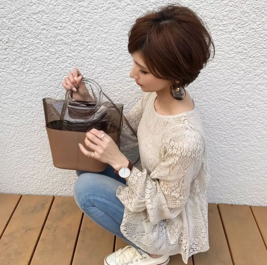 好看的露耳短发发型女