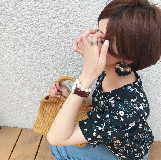 好看的露耳短发发型女