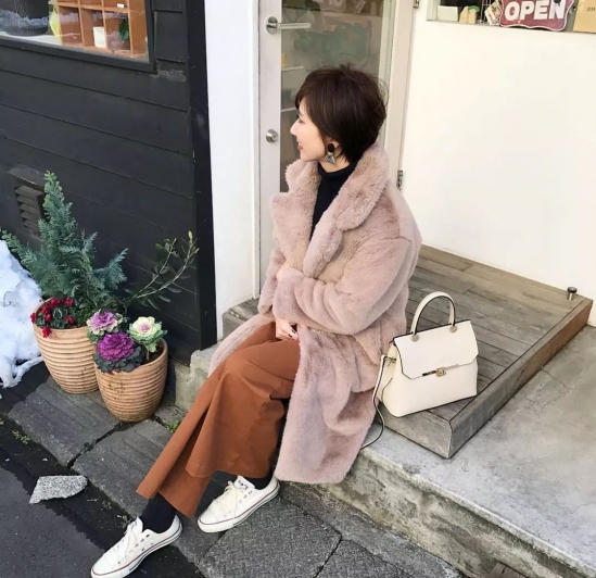 好看的露耳短发发型女