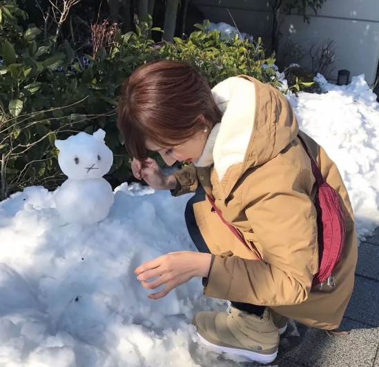 好看的露耳短发发型女