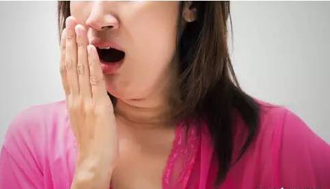 口臭是什么造成的