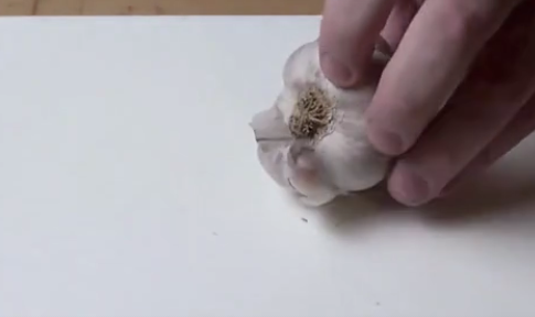 剥大蒜后手指疼怎么办 剥完蒜手指痛该怎么办