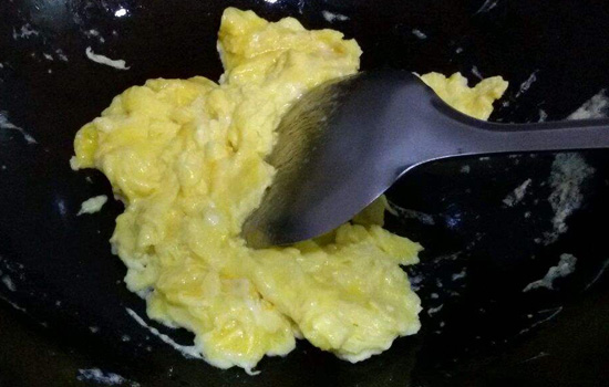 炒鸡蛋可以放味精吗 炒鸡蛋能放味精吗
