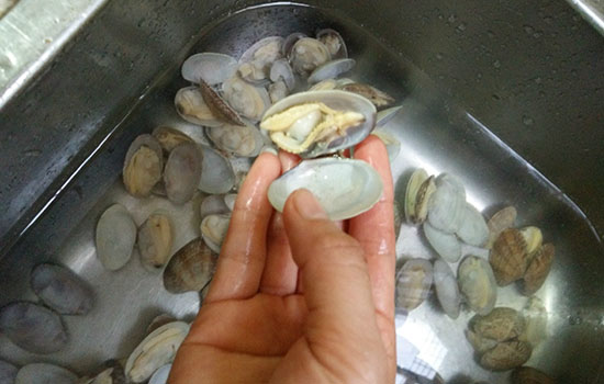 花甲不开口是不是死了 花甲不开口可以吃吗