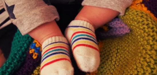 冬天宝宝睡觉要穿袜子吗 宝宝穿着袜子睡觉好吗