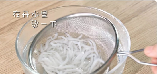 银鱼萝卜汤的做法 宝宝冬季吃它最滋补提高免疫力