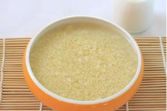 蛋黄小米粥宝宝辅食 一款营养丰富的月子餐做法