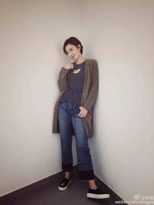 春季牛仔阔腿裤搭配图片