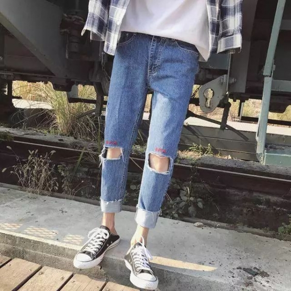 破洞牛仔裤怎么搭配