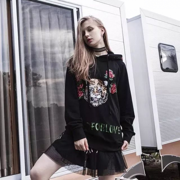 春季卫衣搭配图片女