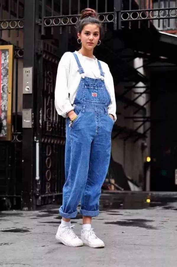 背带裤怎么搭配衣服