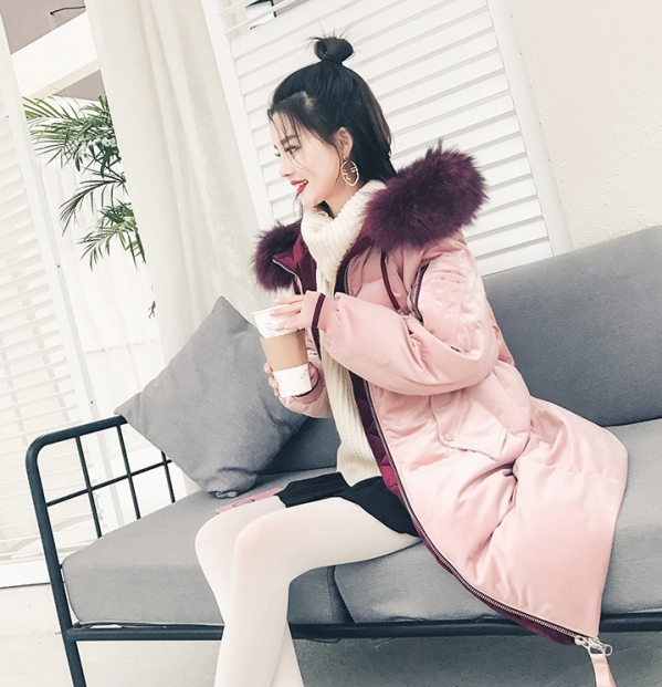 粉色羽绒服里面配什么 粉色羽绒服搭配什么毛衣