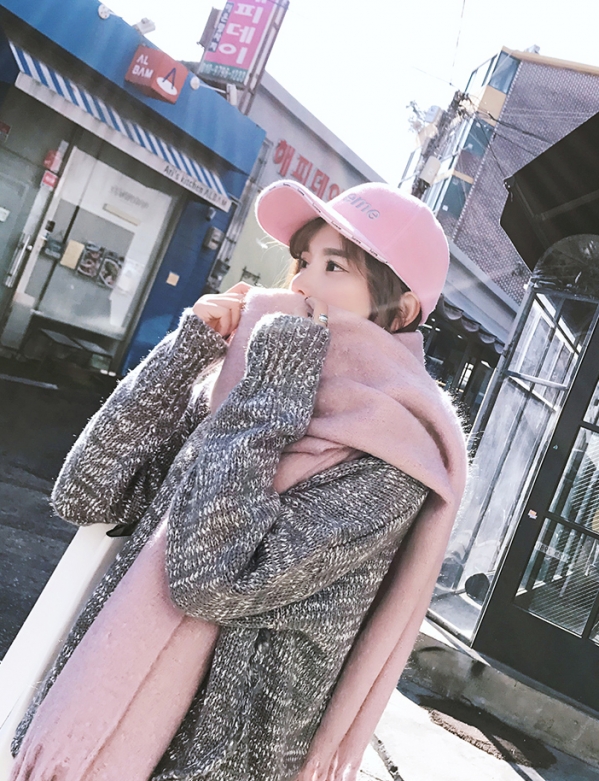 粉色围巾怎么搭配衣服 粉色围巾配什么衣服
