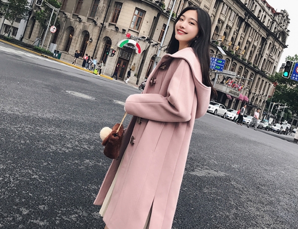 粉色大衣配什么颜色包 粉色大衣搭配什么包