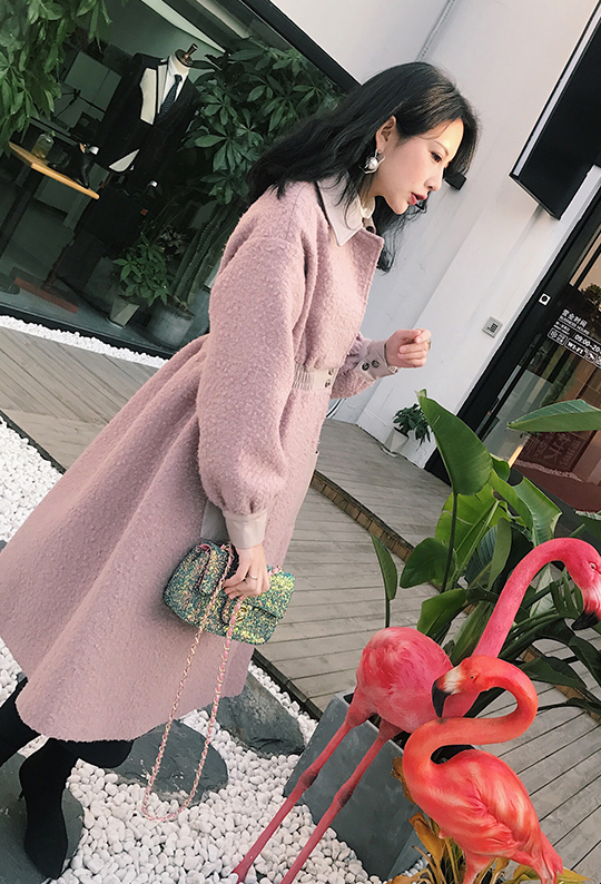 粉色大衣配什么颜色包 粉色大衣搭配什么包