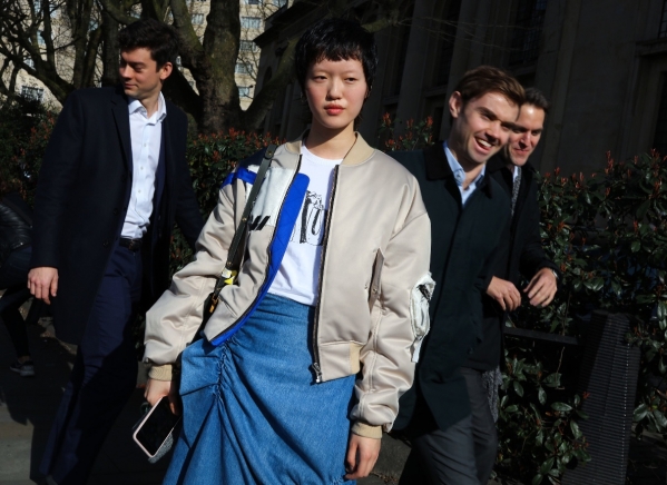 飞行服夹克里面穿什么 飞行夹克搭配连帽卫衣