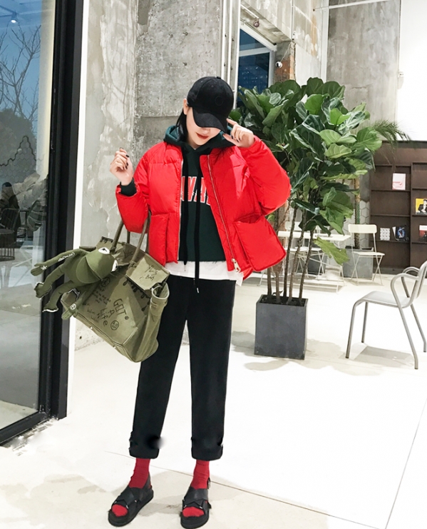 红色羽绒服里面穿什么 红色羽绒服内搭什么