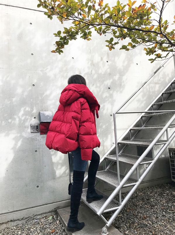 红色羽绒服搭配什么鞋 红色羽绒服搭配什么鞋子