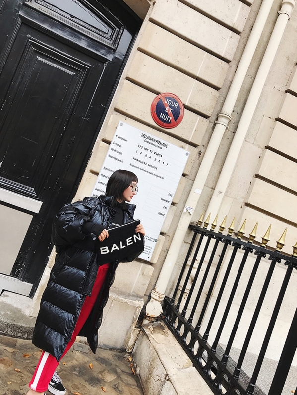 红色裤子配什么颜色上衣 红色裤子搭配什么上衣颜色好看