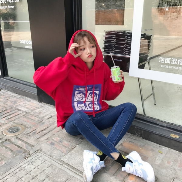 红色卫衣搭配 红色连帽卫衣怎么搭配