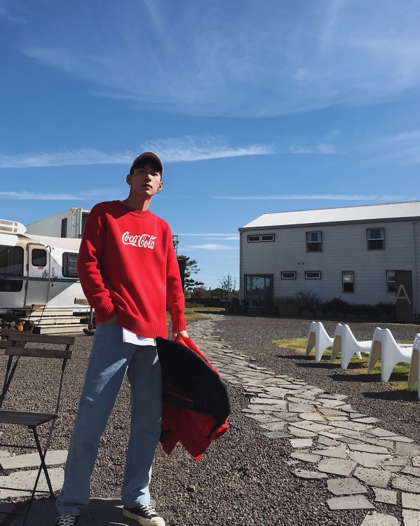 红色毛衣配什么裤子男 大红色毛衣下面配什么