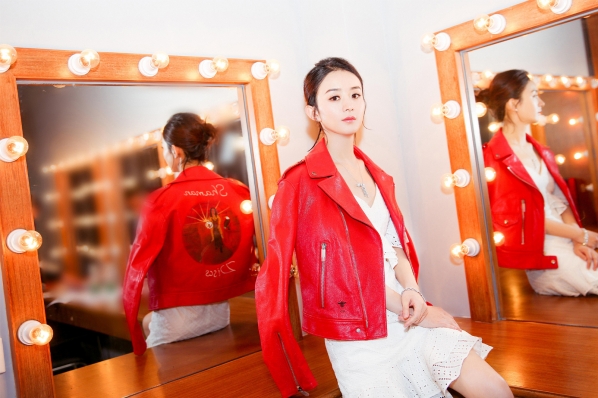 红色皮衣怎么搭配好看 红色皮衣搭配图片女
