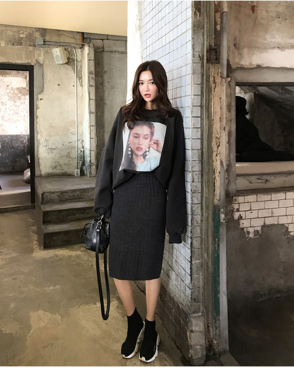 黑色针织半身裙配什么上衣 黑色针织裙配什么上衣