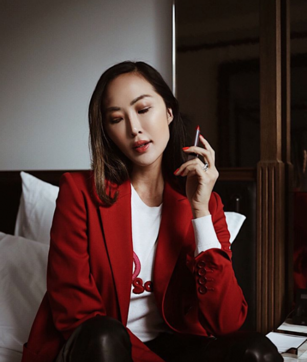 红色怎么搭配好看图片 酒红色怎么搭配