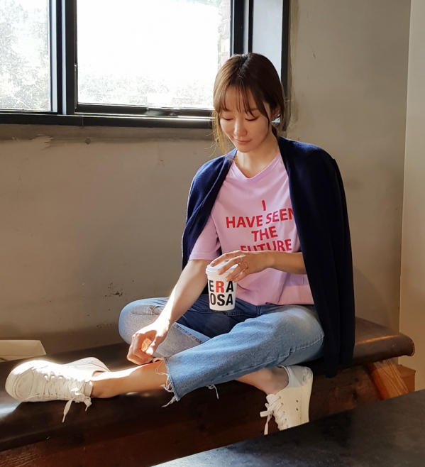 牛仔裤配帆布鞋好看吗 牛仔裤搭配帆布鞋