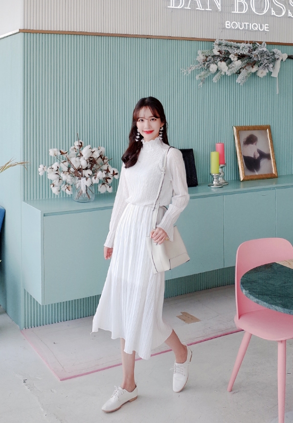 白色连衣裙配什么鞋子 白色连衣裙美女