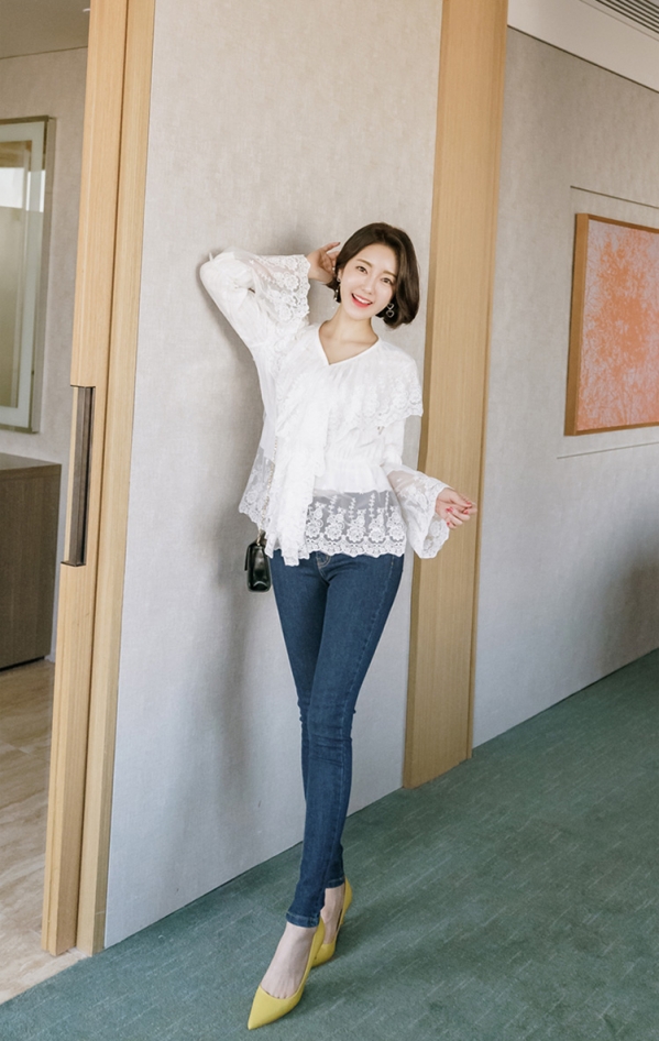 白色蕾丝上衣的搭配图 女士白色蕾丝上衣