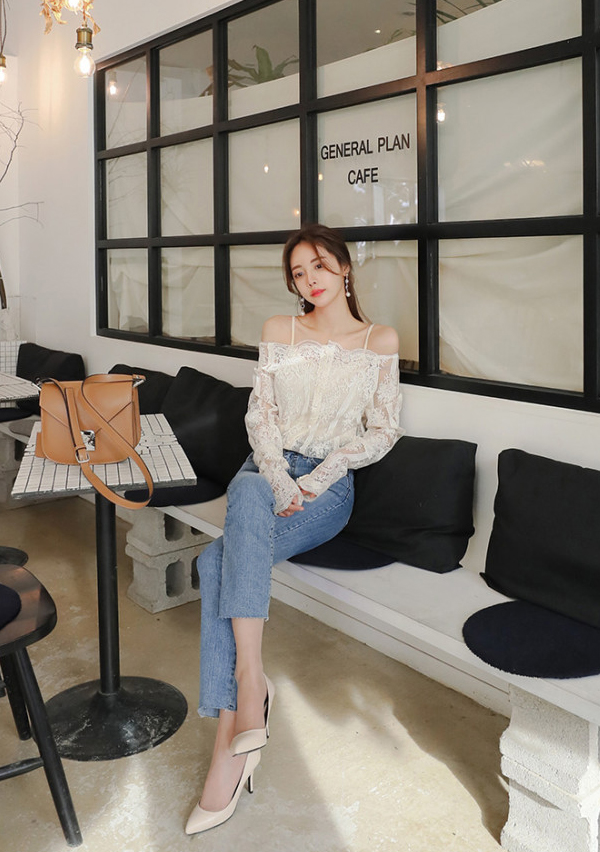 白色蕾丝上衣的搭配图 女士白色蕾丝上衣