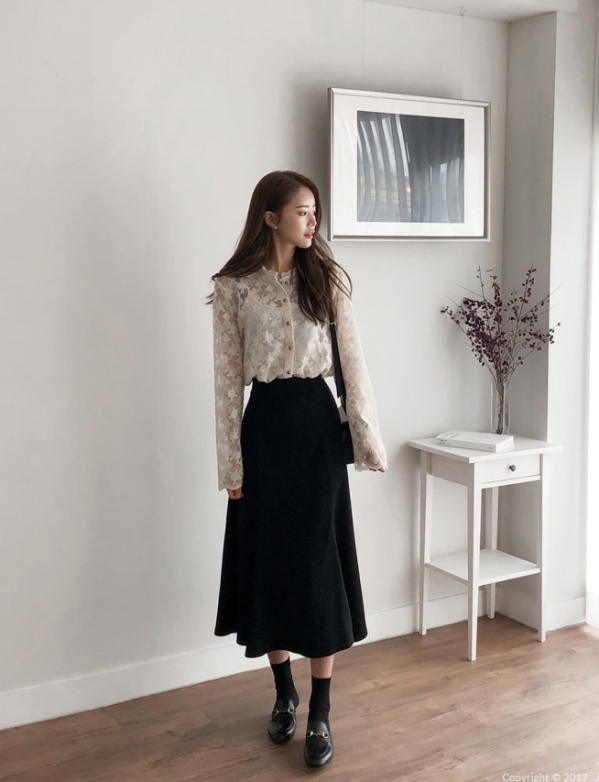白色蕾丝上衣的搭配图 女士白色蕾丝上衣