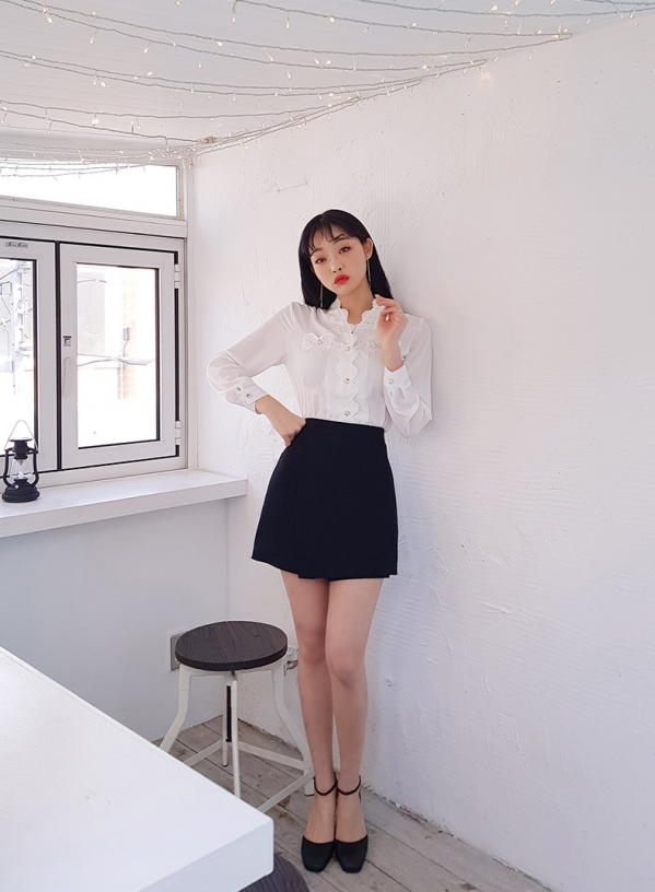 白色蕾丝上衣的搭配图 女士白色蕾丝上衣