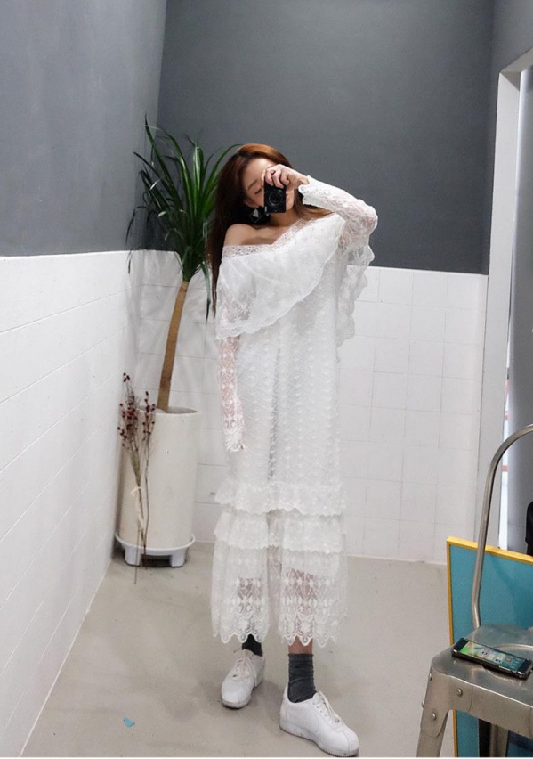 白色蕾丝连衣裙搭配图 白色蕾丝连衣裙美女